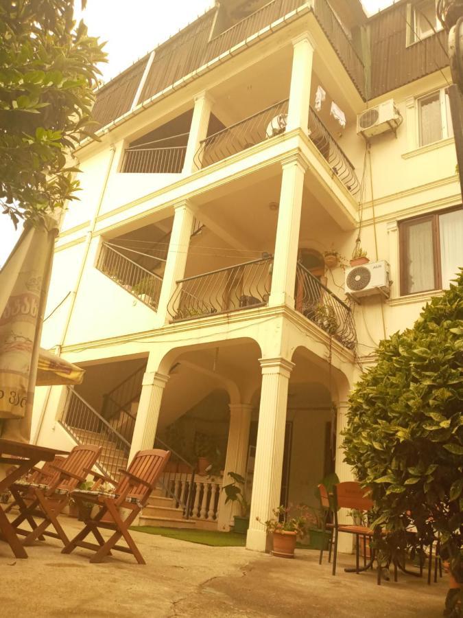 Gulnasi'S Guesthouse 바투미 외부 사진