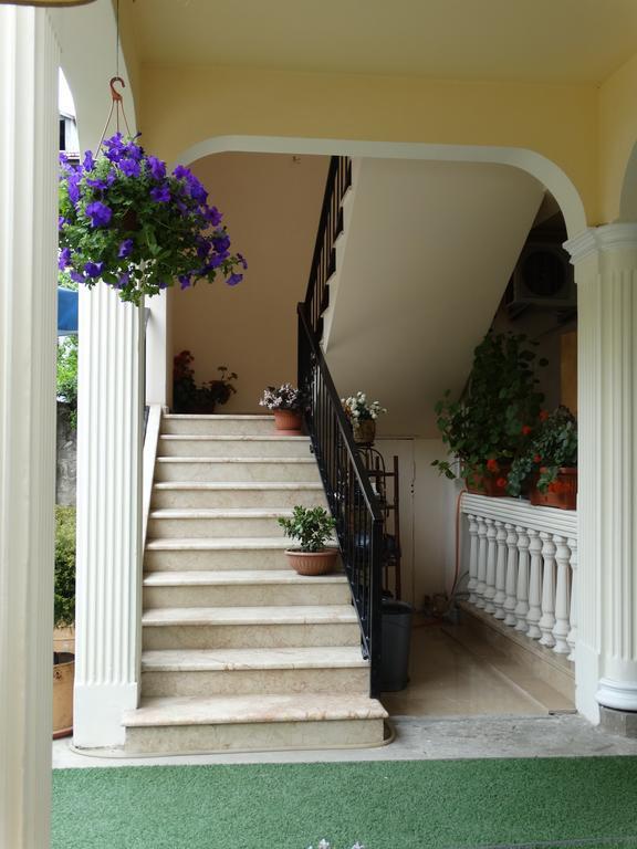 Gulnasi'S Guesthouse 바투미 외부 사진