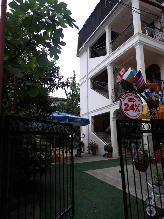 Gulnasi'S Guesthouse 바투미 외부 사진