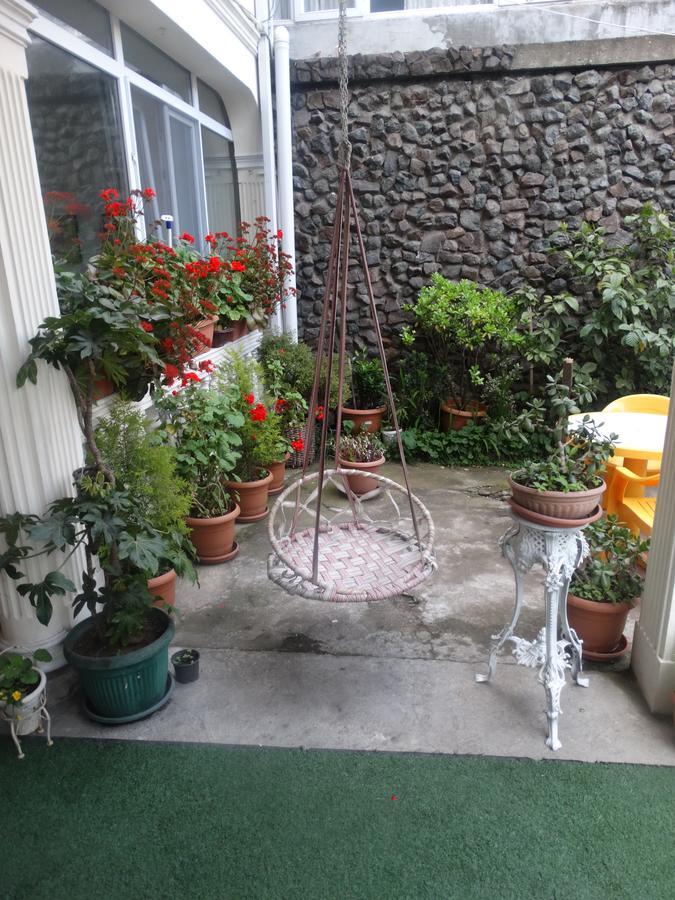 Gulnasi'S Guesthouse 바투미 외부 사진
