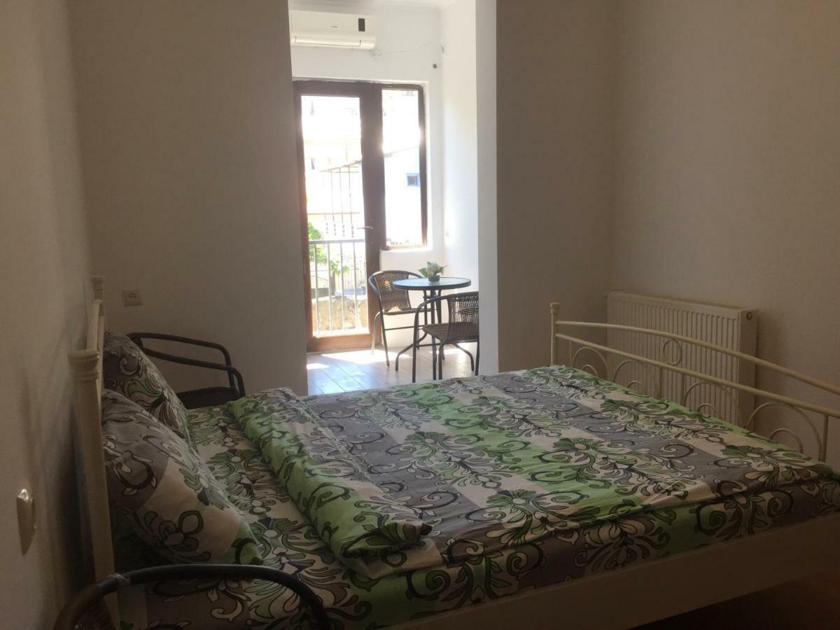 Gulnasi'S Guesthouse 바투미 외부 사진