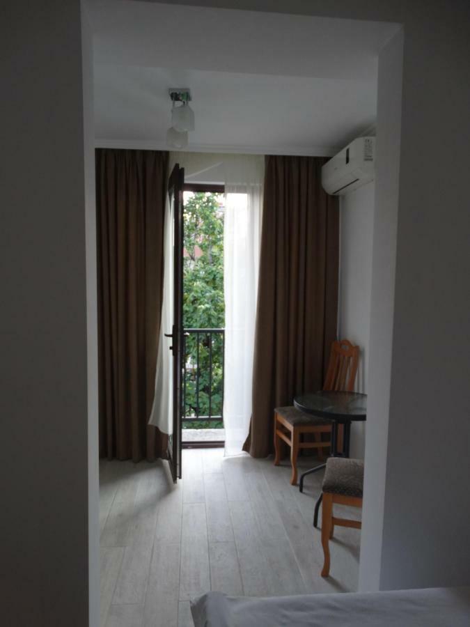 Gulnasi'S Guesthouse 바투미 외부 사진
