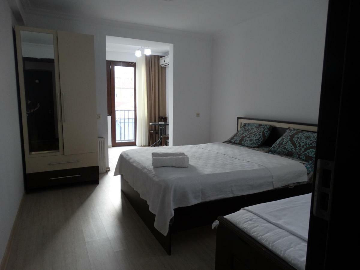 Gulnasi'S Guesthouse 바투미 외부 사진