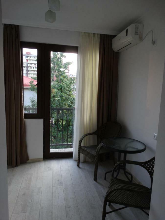 Gulnasi'S Guesthouse 바투미 외부 사진