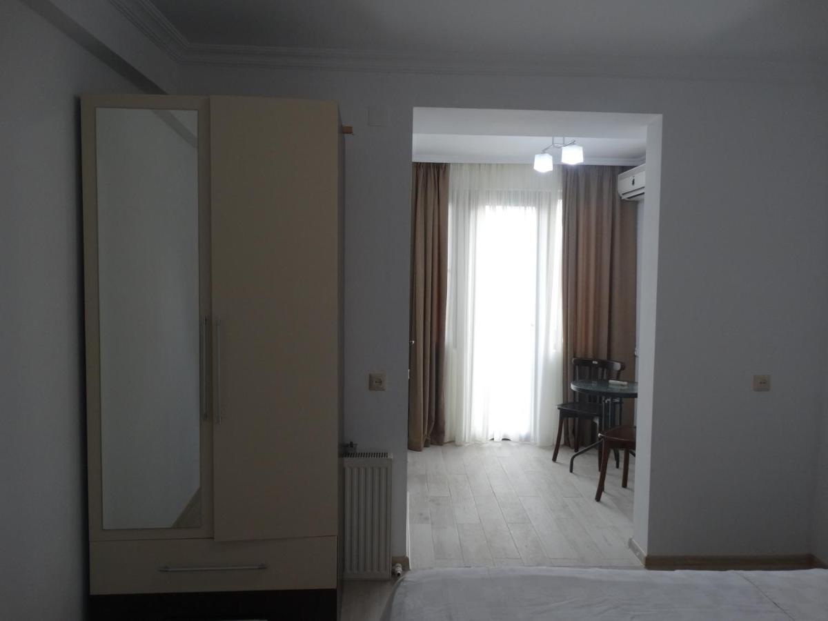 Gulnasi'S Guesthouse 바투미 외부 사진
