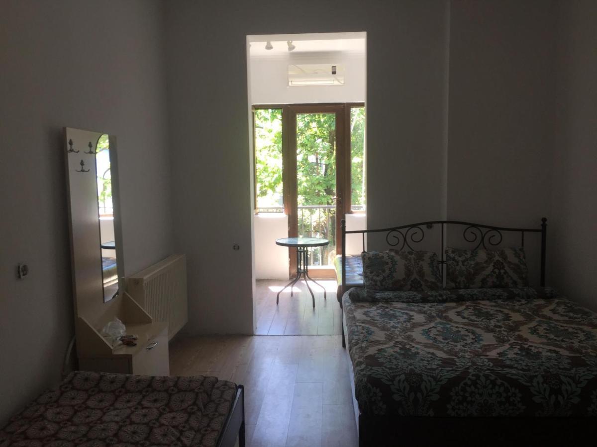 Gulnasi'S Guesthouse 바투미 외부 사진